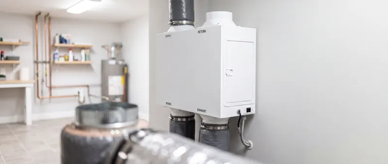 Ett FTX-aggregat med kanaler som byter luft i huset