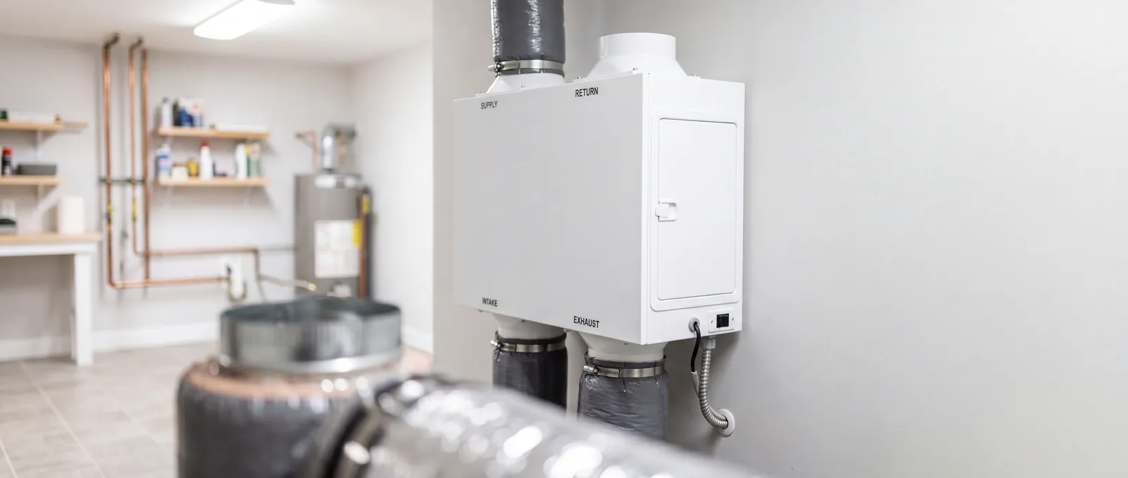 Ett FTX-aggregat installerat med kanaler i ett hus i Västerås